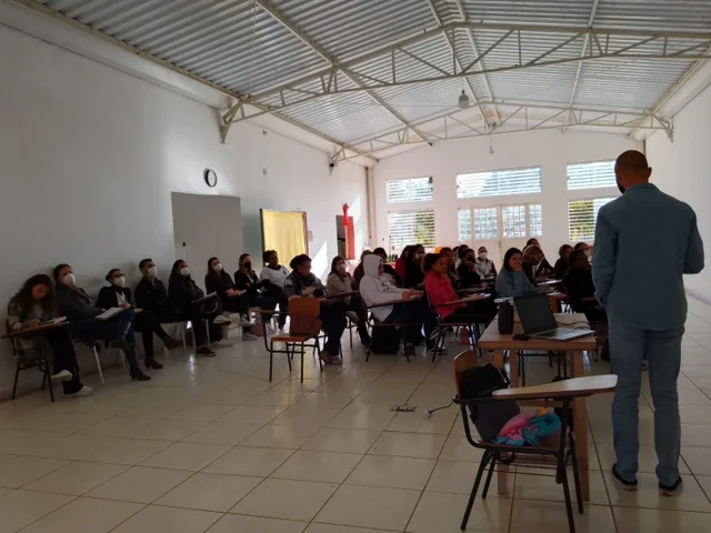 Participantes em atividade no salão, em registro da página de Geração de Renda